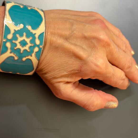 Lucky Brand Blue & Cream Enamel Metal Bangle Bracelet (NWT) - Picture 4 of 10